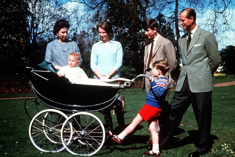 Обычная британская семья: Елизавета с Филиппом и их дети Чарльз, Анна, Эндрю, Эдвард