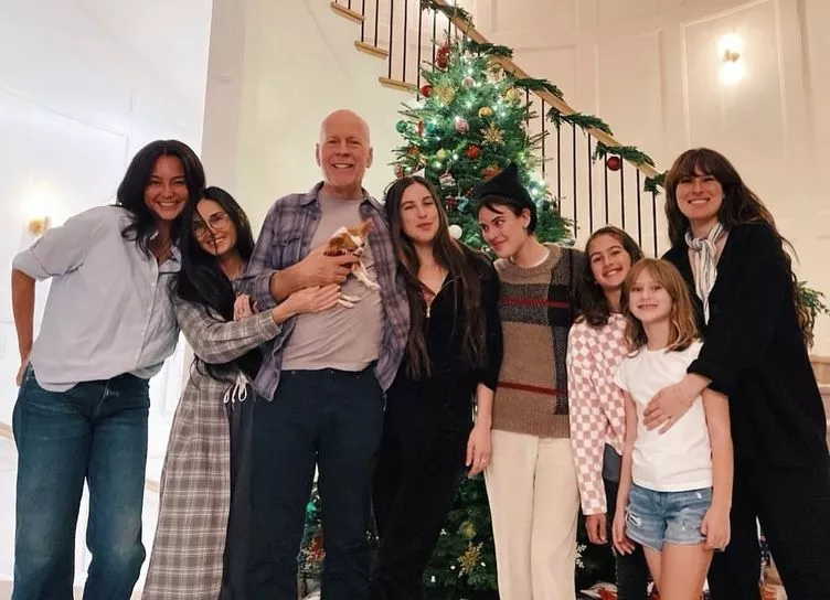 Экс-супруги Брюс Уиллис и Деми Мур позируют на общем рождественском фото с семьей 