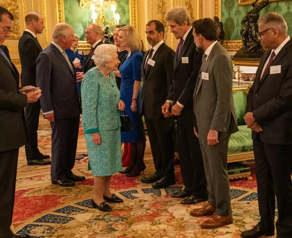  Принц Чарльз, принц Уильям, королева Елизавета приветствуют гостей королевского приема