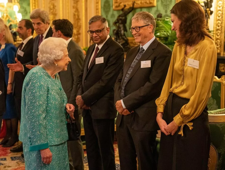 Елизавета II приветствует Билла Гейтса среди участников Глобального инвестиционного саммита, 19 октября 2021 года
