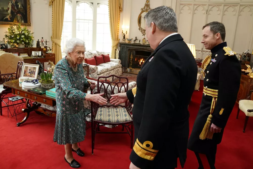 Королева Елизавета II на встрече с военными три дня назад