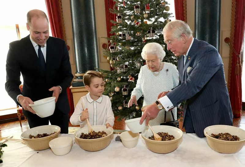 Рождество 2018 года в Сандрингеме королева Елизавета II праздновала с сыном Карлом, внуком Уильямом и правнуком Джорджем 