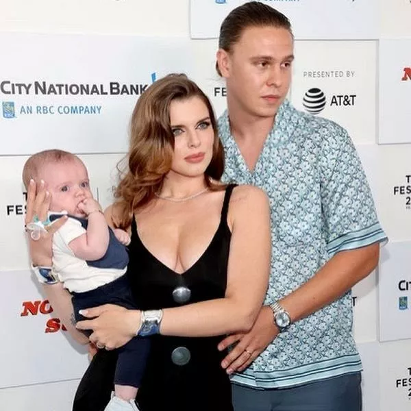 Джулия Фокс с мужем и сыном, лето 2021 года