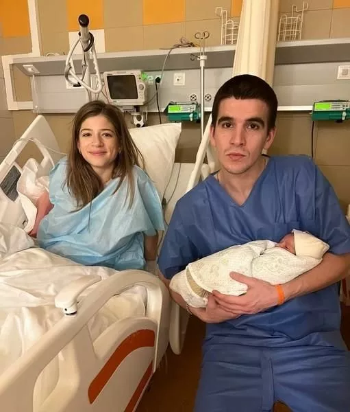 Александра Новикова и Feduk с новорожденной дочерью