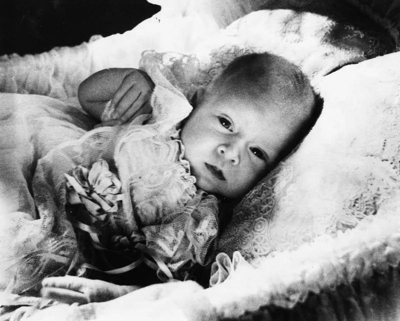 Младенец Карл в колыбели в Букингемском дворце