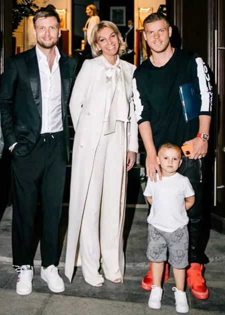 Александр Кокорин с сыном Майклом (крайние справа), май 2021 года