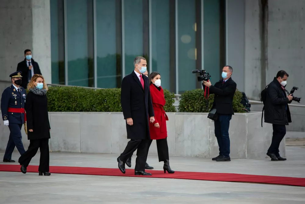 Король Филипп и королева Летиция в аэропорту Мадрида, 23 ноября 2021 года