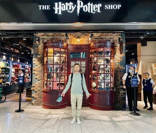 Том у магазина сувениров по мотивам “Гарри Поттера”