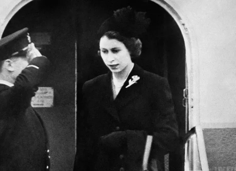 История одной фотографии: как Елизавета возвращалась в Великобританию после смерти отца