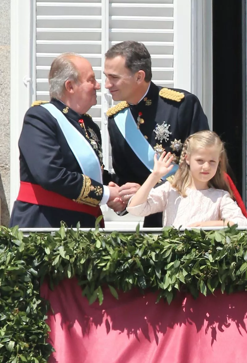Линия престолонаследия: почетный король Хуан Карлос, король Филипп VI и принцесса Астурийская Леонор
