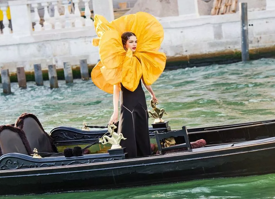 Показ Dolce & Gabbana Alta Moda прошел на площади Сан-Марко, куда гости и модели приплывали на гондолах