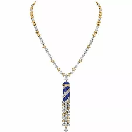 Модный дом Chanel свою ювелирную коллекцию также посвятил Венеции. Подвеска — Volute Marine Necklace