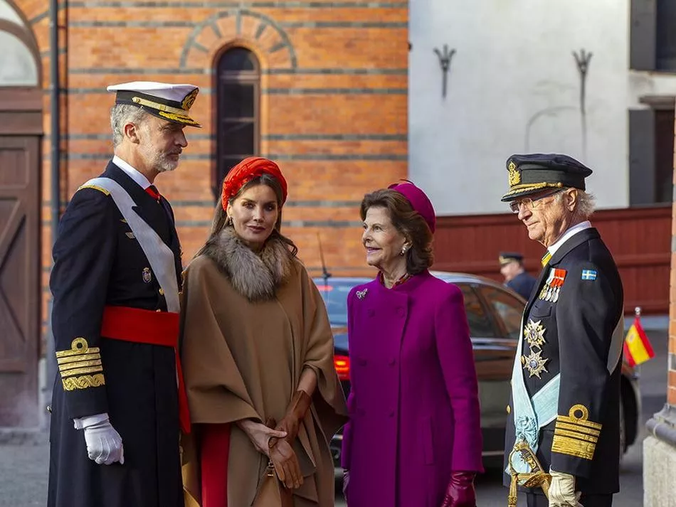 Прапраправнук королевы Виктории король Испании Филипп и ее праправнук король Швеции Карл XVI Густав с супругами королевой Летицией и королевой Сильвией в 2021 году