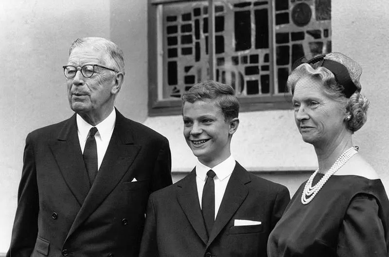 Дед королевы Дании и короля Швеции Густав VI Адольф и его вторая жена Луиза Маунтбеттен – правнучка королевы Виктории и племянница последней российской императрицы Александры Федоровны с наследником шведского престола Карлом XVI Густавом в 1962 году