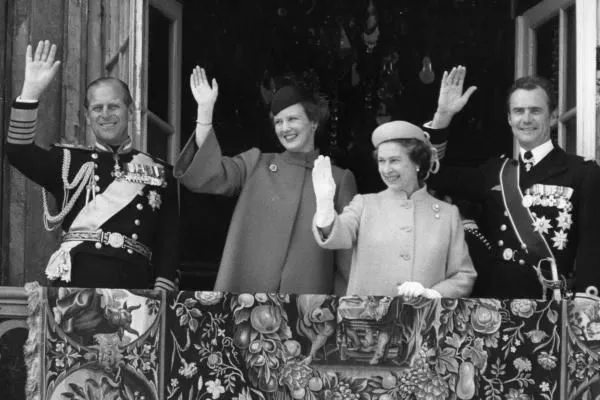 Праправнуки королевы Виктории: герцог Эдинбургский Филипп, королева Дании Маргрете II и ее подруга и четвероюродная сестра королева Великобритании Елизавета II, а также датский принц-консорт Хенрик в 1979 году 