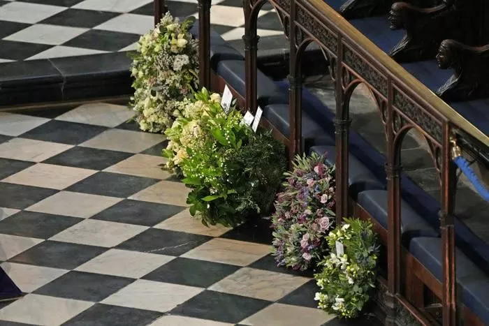 Венки на службе в память о принце Филиппе. Венок от Меган и Гарри второй справа