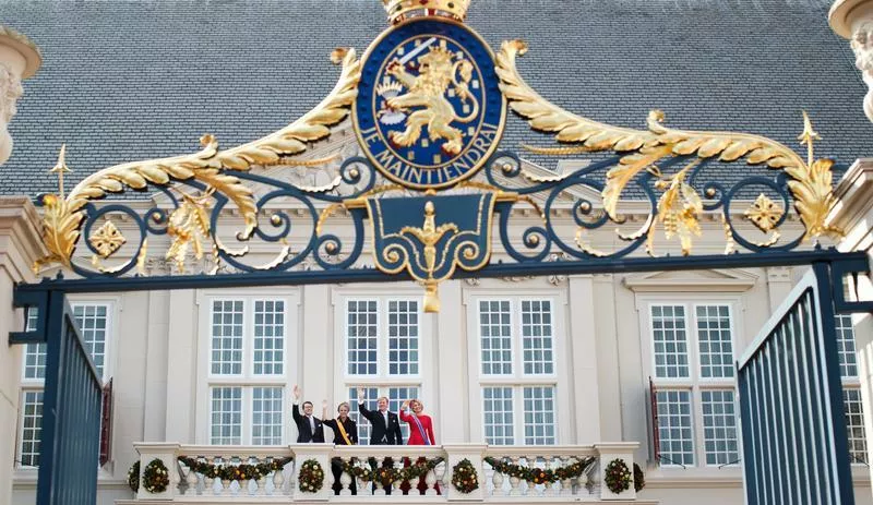 Принц Константин и принцесса Лорентен, король Виллем-Александер и королева Максима на балконе дворца Нордейнде