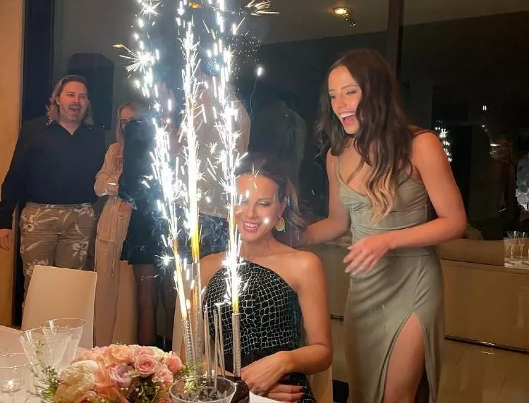 Кейт Бекинсейл с дочкой Лили Шин на свой 48-й день рождения, лето 2021 года