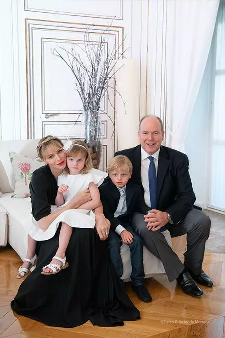 Княгиня Шарлен и князь Альбер с детьми, лето 2020 года