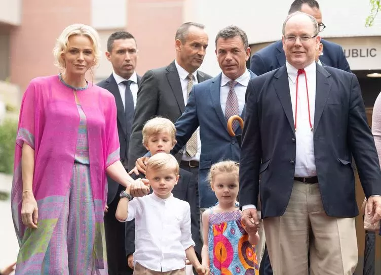 Княгиня Монако Шарлен поздравила детей с днем рождения: Люблю, мама