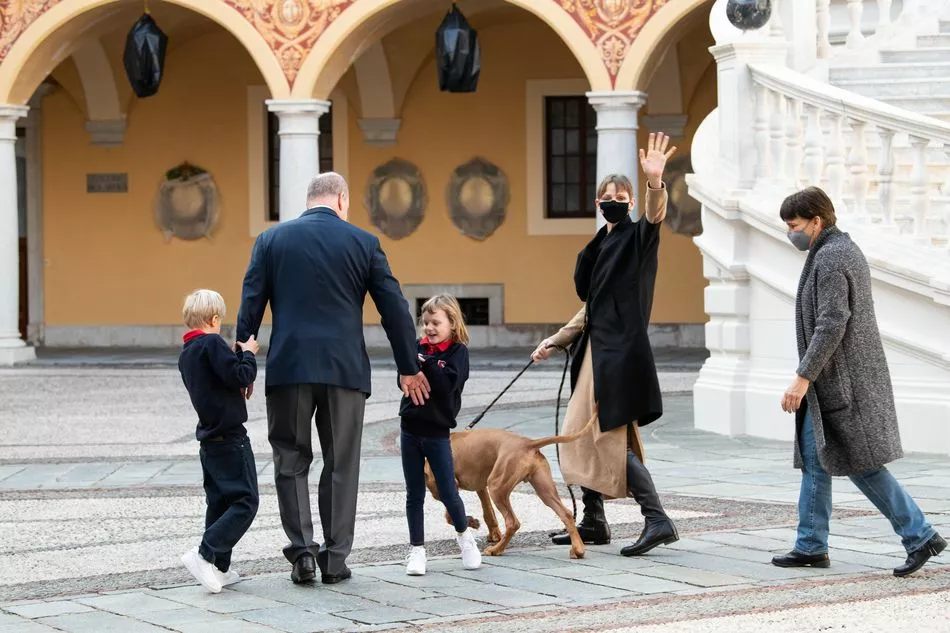 Княгиня Шарлен с семьей в день возвращения в Монако