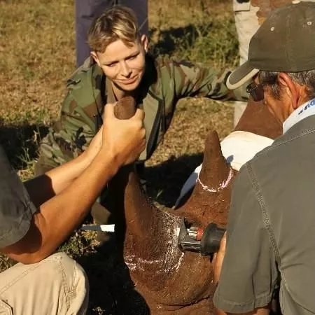 Княгиня Монако Шарлен в приюте для носорогов в ЮАР, весна 2021 года