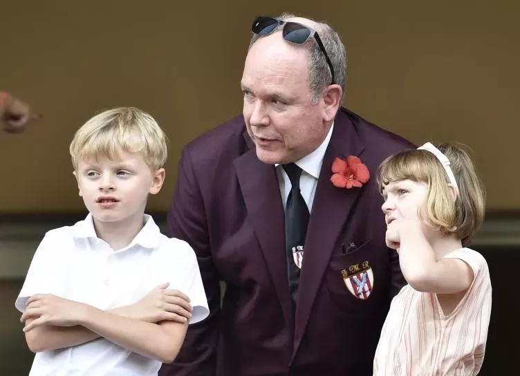 Князь Монако Альбер II о поездке с детьми в Шотландию без Шарлен: Не хотел оставлять их одних