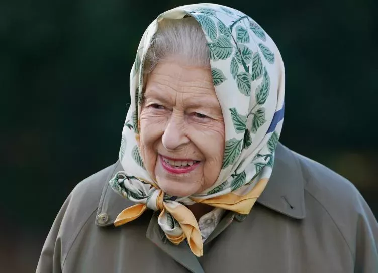 Королева Елизавета II и принц Чарльз посадили дерево в саду королевской резиденции в Шотландии