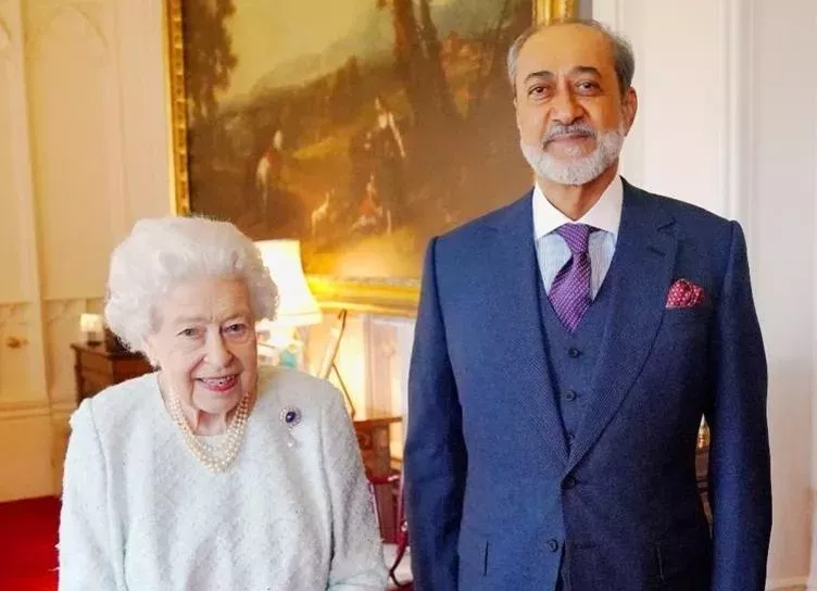 Королева Елизавета II впервые встретилась с новым султаном Омана
