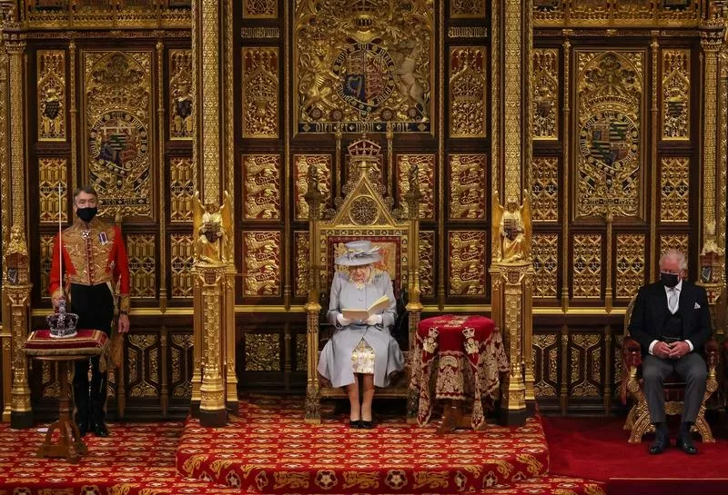Королева и принц Чарльз на открытии сессии в мае 2021 года
