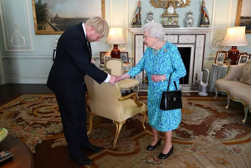 Премьер-министр Британии Борис Джонсон и Елизавета II 