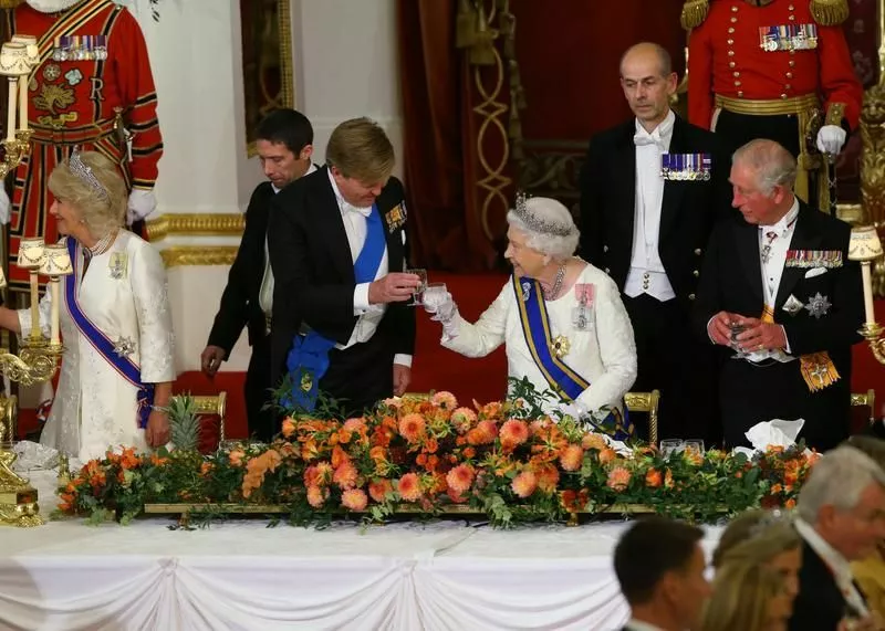 Король Нидерландов Виллем-Александр на ужине с королевой Великобритании Елизаветой II, принцем Чарльзом и Камиллой герцогиней Корнуолльской
