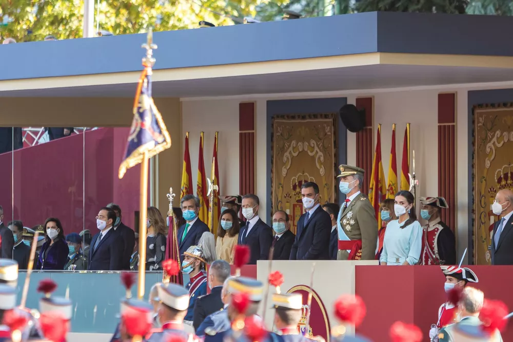 Король Филипп, королева Летиция и другие официальные лица на параде в Мадриде