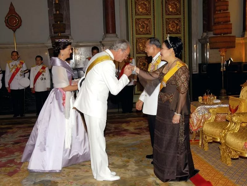 Родители Вачиралонгкорна король Пхумипон Адульядет и королева Сирикит принимают короля Швеции Карла VIX Густава и его супругу королеву Сильвию в своем дворце в Бангкоке в 2006 году