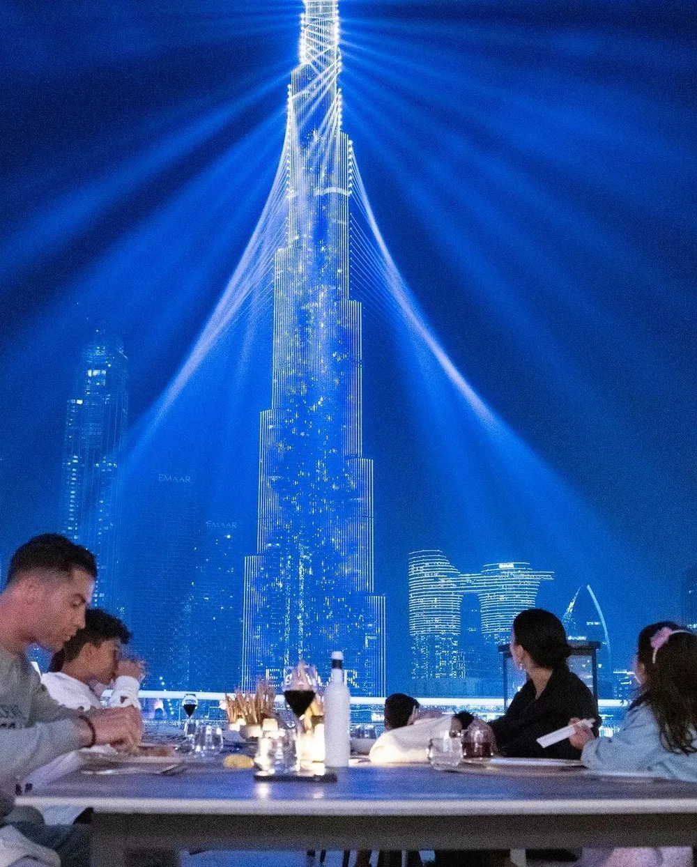 Знаменитый футболист устроил праздничный ужин на фоне самого высокого небоскреба в мире,
