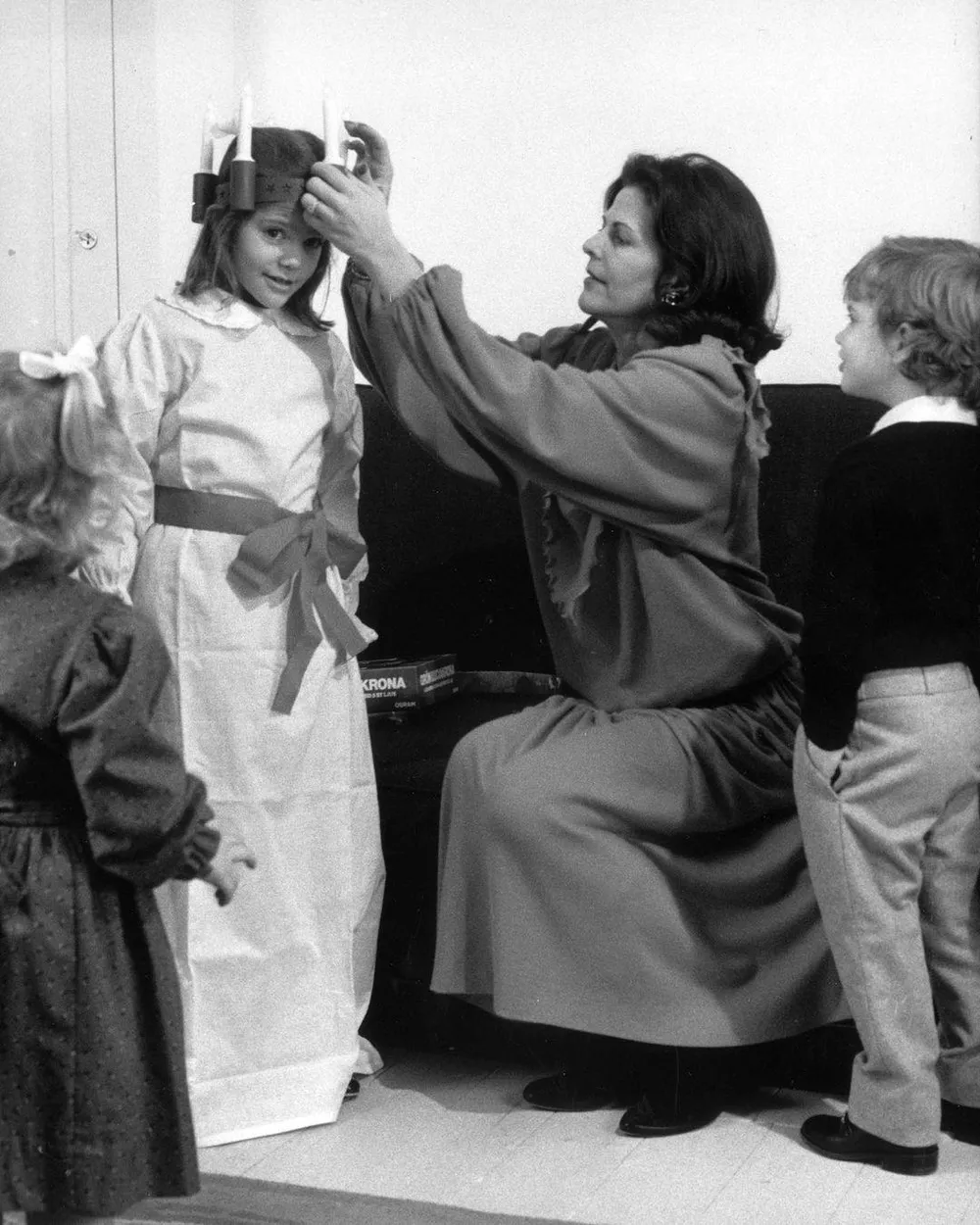 Королева Сильвия с детьми - принцессой Викторией, принцем Карлом Филиппом и принцессой Мадлен, 1984 год