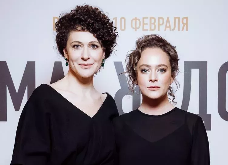 Ксения Раппопорт, Аглая Тарасова и Юра Борисов с женой на премьере фильма Мама, я дома