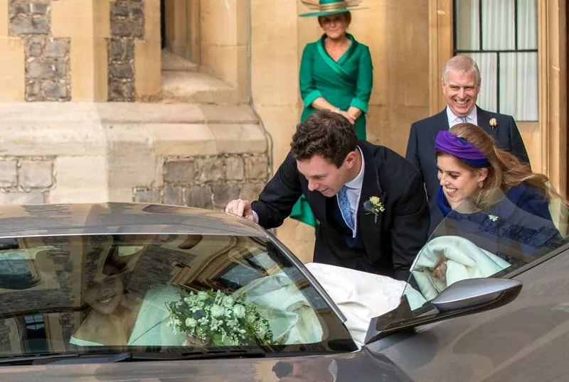 Принцесса Евгения, Джек Бруксбэнк, принцесса Беатрис, принц Эндрю и Сара Фергюсон после свадебной церемонии в Виндзоре