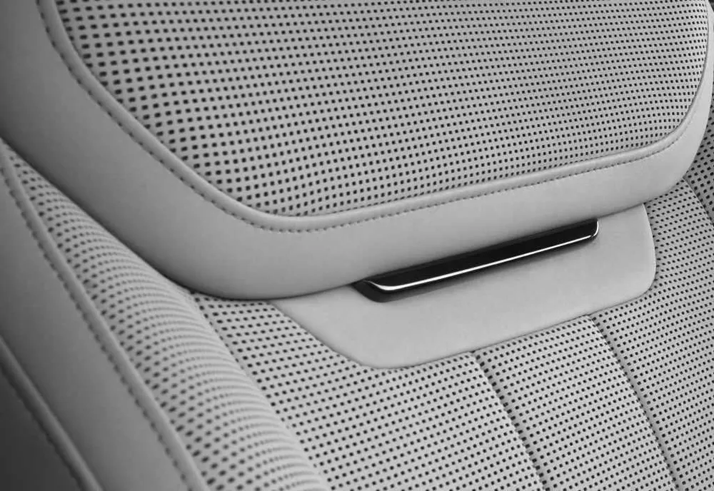 В 2017 году Range Rover Velar стал первым автомобилем, доступным с отделкой Kvadrat™ — высококачественным текстилем из смесовой шерсти в сочетании с замшевой тканью