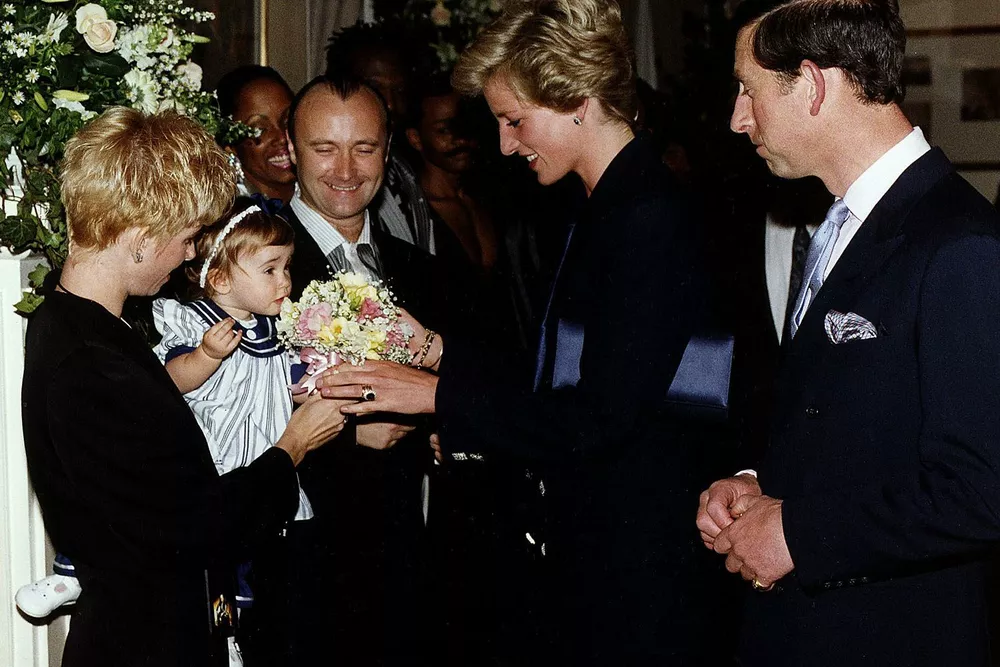 Маленькая Лили Коллинз с родителями, принцесса Диана и принц Чарльз
