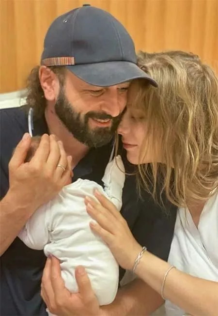 Илья Авербух и Лиза Арзамасова с новорожденным сыном, август 2021 года