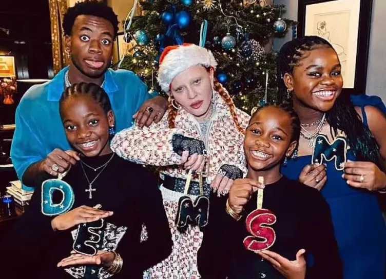 Мадонна поделилась праздничными фото с детьми в провокационных нарядах