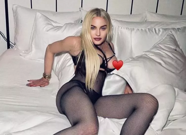 Мадонна раскритиковала Instagram за удаление ее обнаженной фотосессии