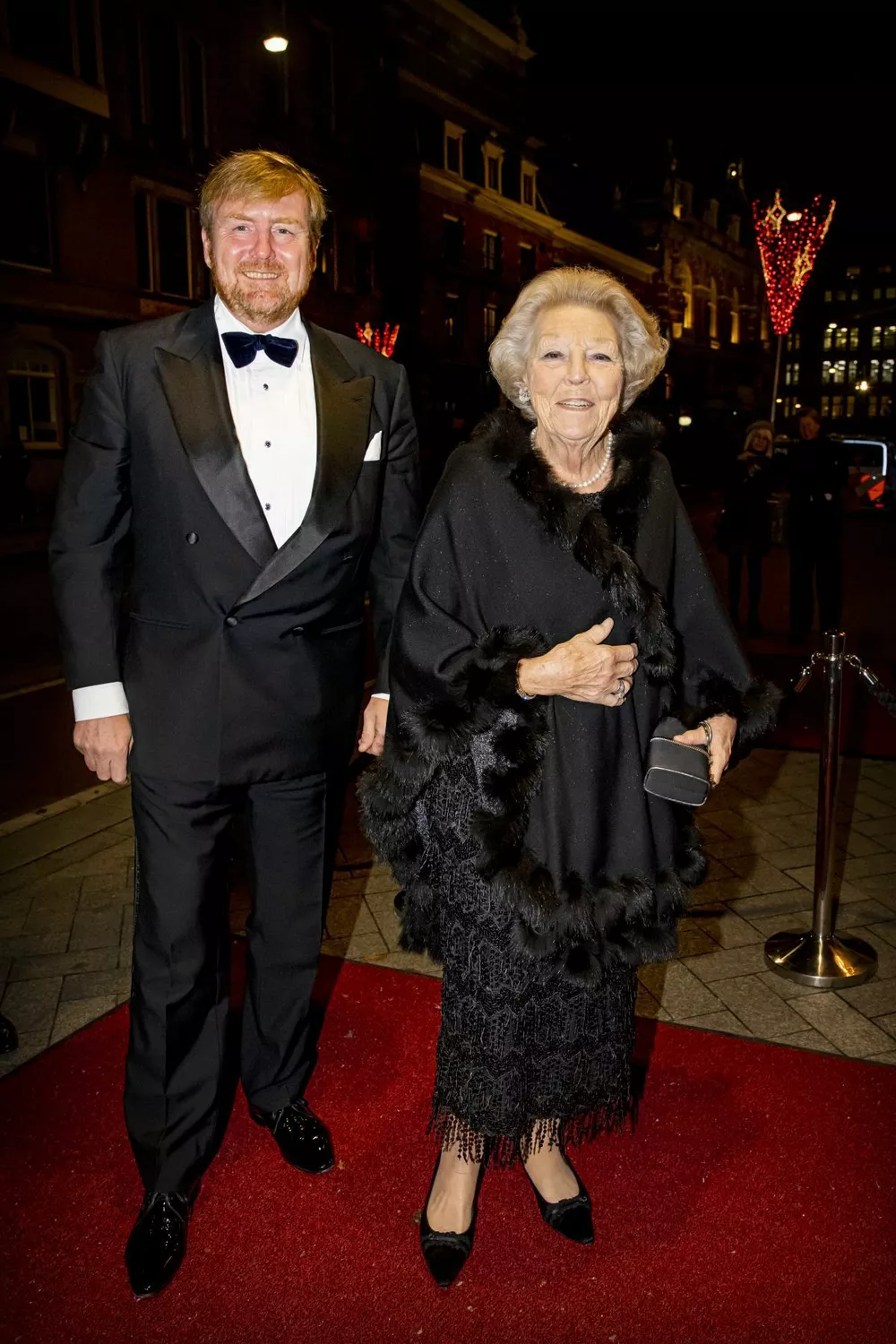 Король Нидерландов Виллем-Александр и его мать, принцесса Беатрикс, ноябрь 2021 года