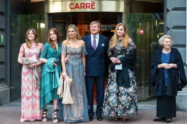 Король Нидерландов с семьей и матерью, май 2021 год