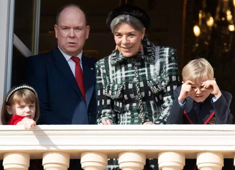 Мать внебрачного сына князя Монако Альбера II была замечена на праздничной мессе