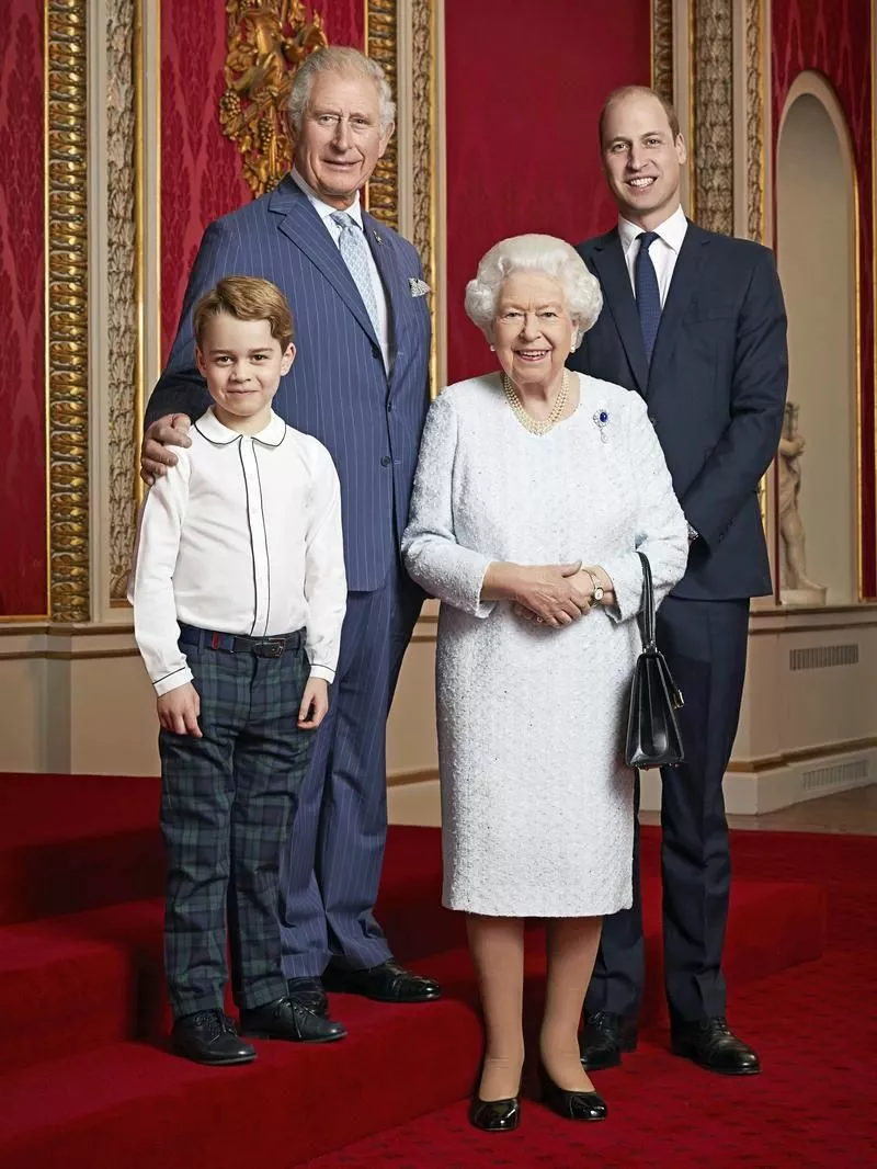 Королева с наследниками: сыном Чарльзом, внуком Уильямом и правнуком Джорджем