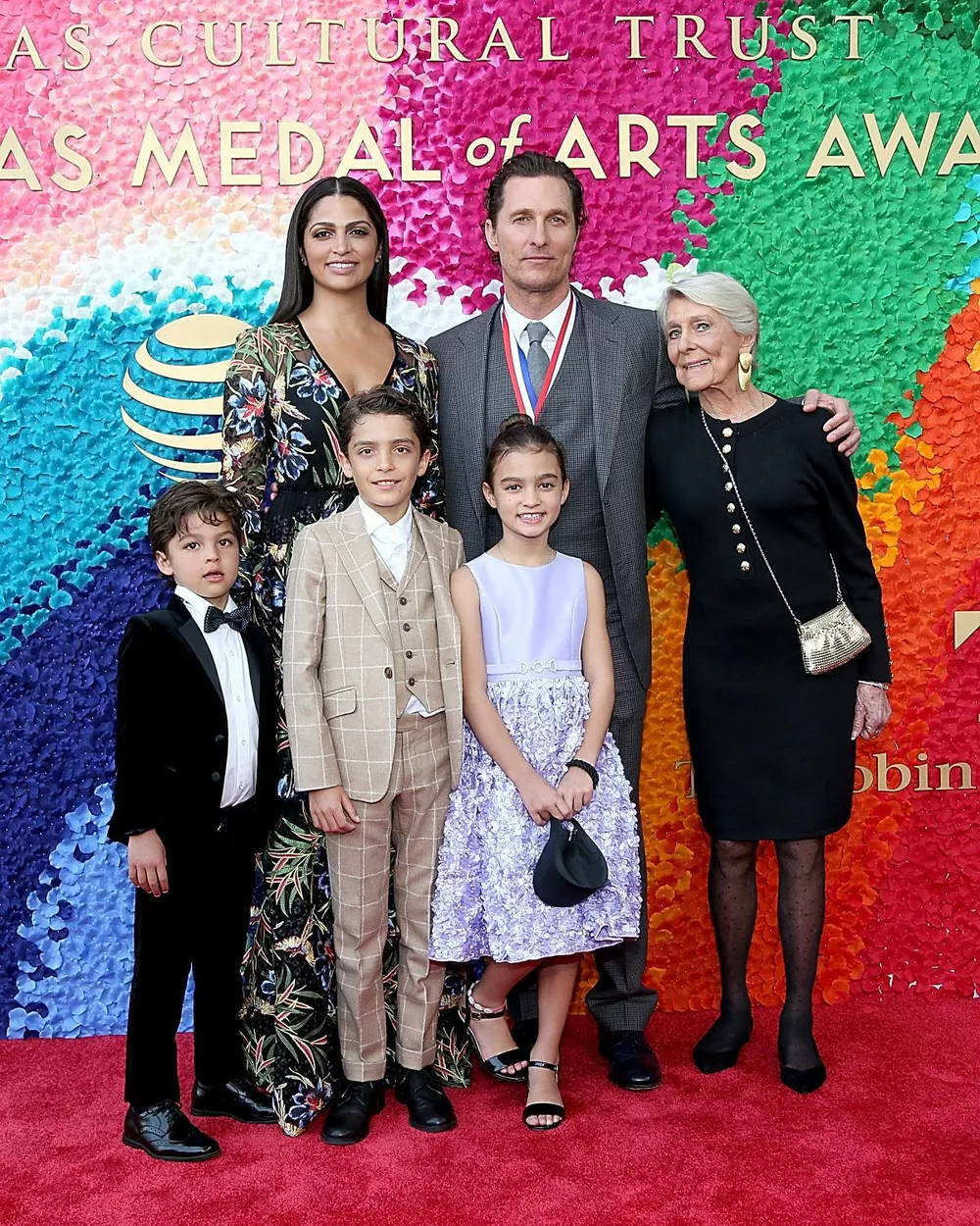 Мэттью Макконахи с женой, детьми и мамой, 2019 год