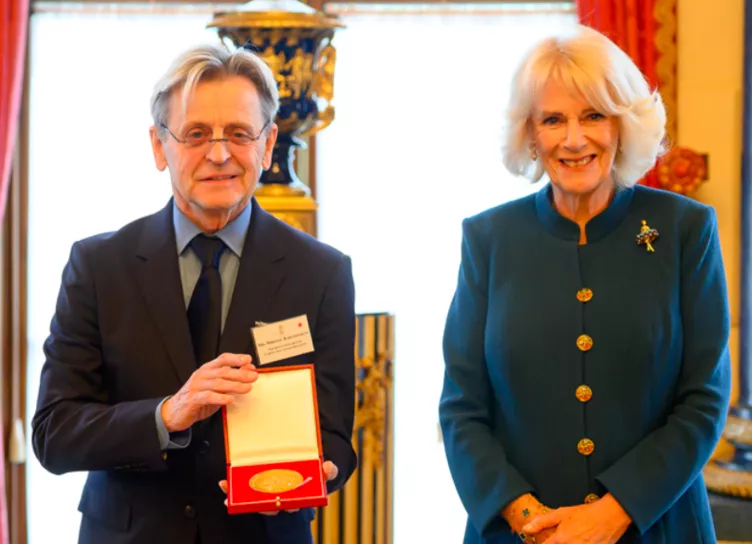 Михаил Барышников получил медаль Королевской академии танца из рук королевы-консорта Камиллы
