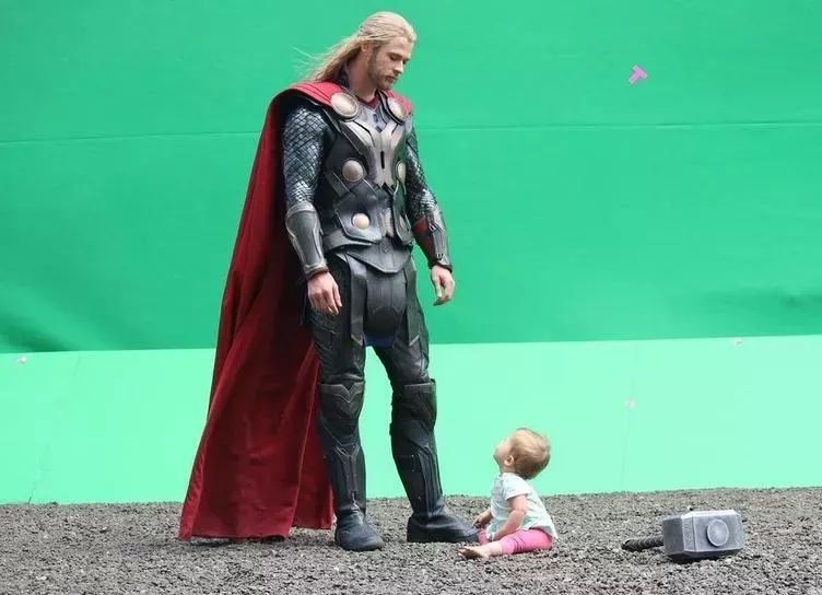 Мой любимый супергерой: Крис Хемсворт с дочерью на съемочной площадке Тора